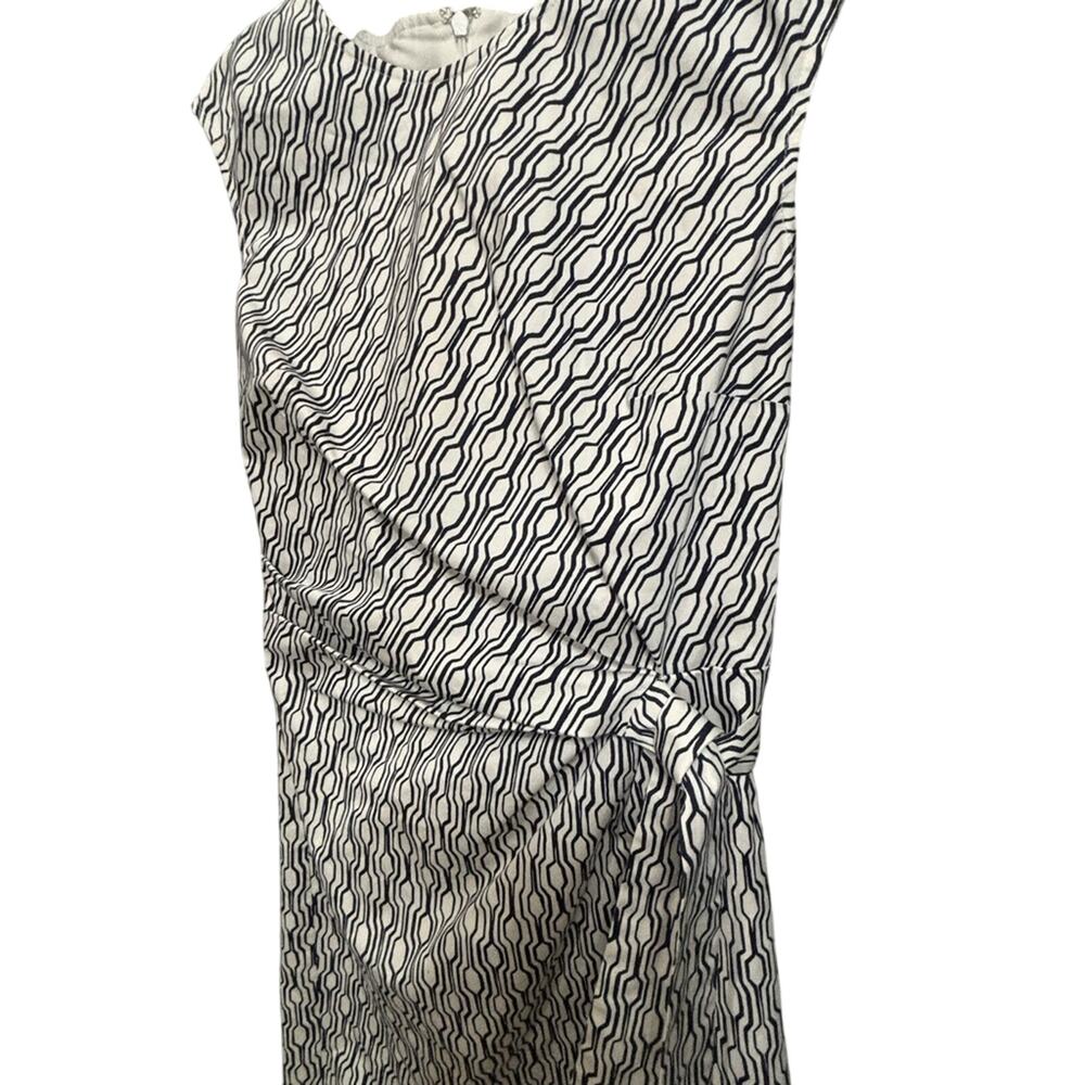 Ann Taylor Black and White Geometrical, Ruched Waist Sleeveless Dress Size 4 - Picture 5 of 11